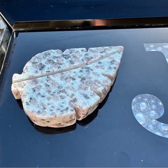 Kiwi Jasper Natural Crystal Leaf Carving - Picture 2 of 2